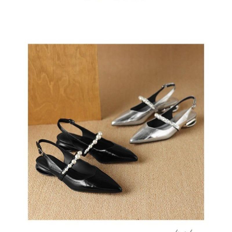 Die neuen Damen-Zehensandalen im ausländischen Stil mit geschlitzter Schnalle, spitzer Zehenpartie, geflochtenen Ausschnitten, niedrigem Absatz und hohler Rückseite sind einzelne Schuhe.