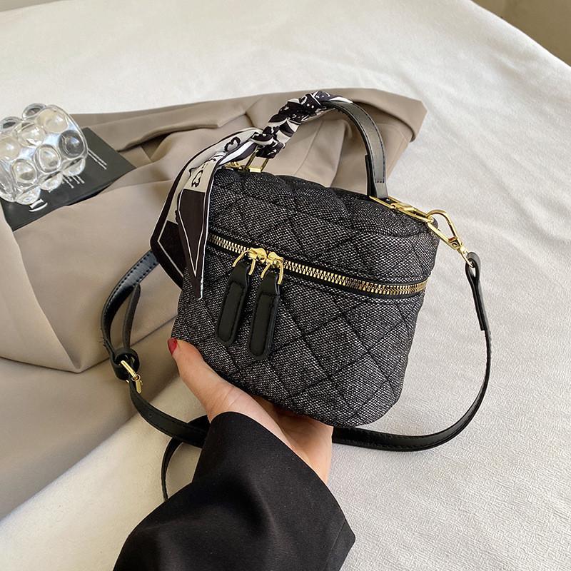 Retro Chic Lady s 2023 New Autumn And Winter High-quality Sense Rhombic Handbag Shoulder Bag чёрный