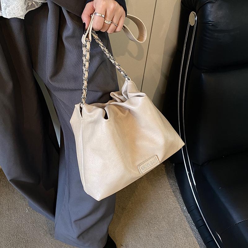 Simple and versatile bag women's spring summer 2025 new leisure this year popular messenger bag chain shoulder bucket bag