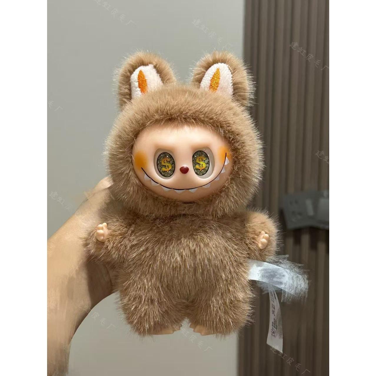 

Плюшевые игрушки Лабубу, модная и инновационная китайская версия с глазами-звездочками, глазами в форме сердца и глазами, создающими богатство, сделаны из виниловой ткани.