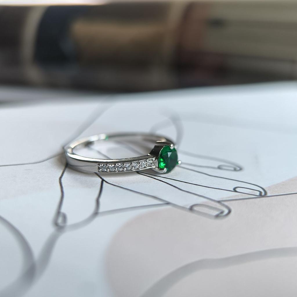 Серебряное кольцо с изумрудом nano 0.586ct, вес изделия 2,09 гр (2192114)