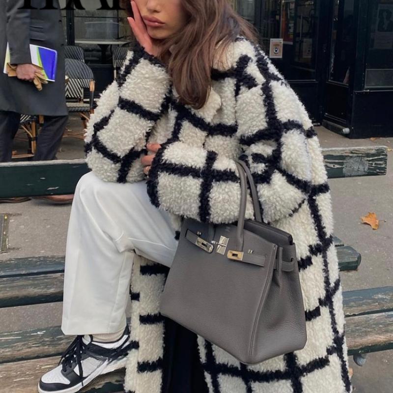 Зимний утолщенный теплый женский плащ большого размера в клетку — фото 3