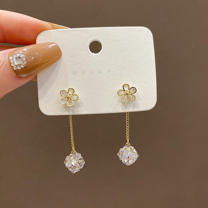 

Silver needle, a two-wearing flower earring for women, light luxury design, super flash zircon earrings, high-quality ear jewelry.