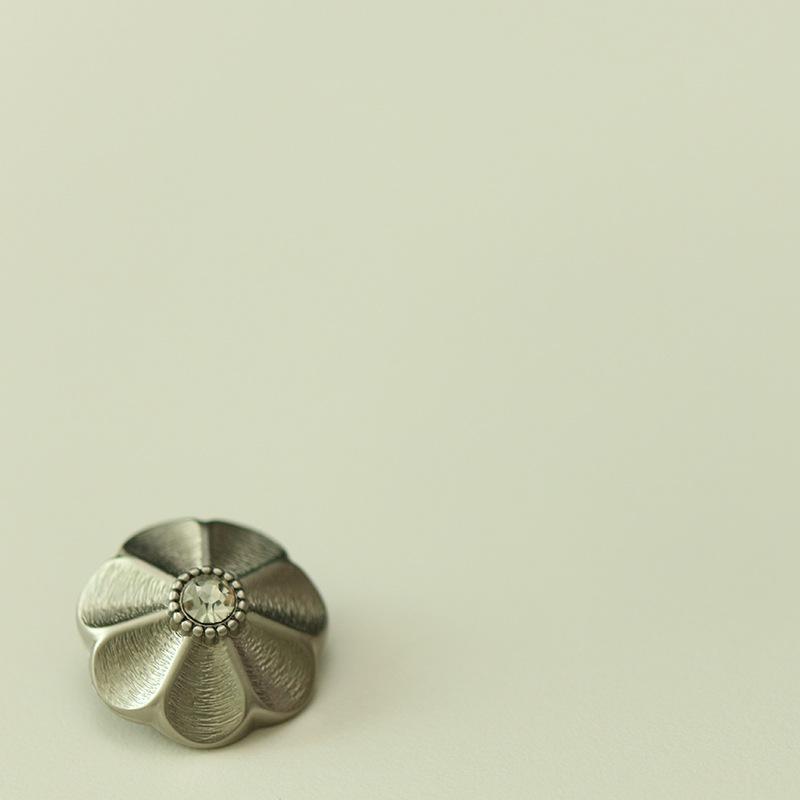 

10pcs French Vintage Hepburn Style Metal Buttons Matte Gold Silver Flower Tweed Jacket Coat Decorative Buttons Flower & Inquiry & 28L = 18.0 MM