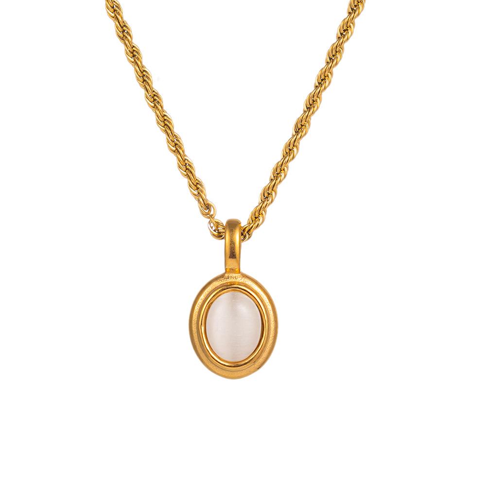 European Retro Black Agate Mother-of-Pearl Clavicle Necklace for Women - Light Luxury High-End Temperament.