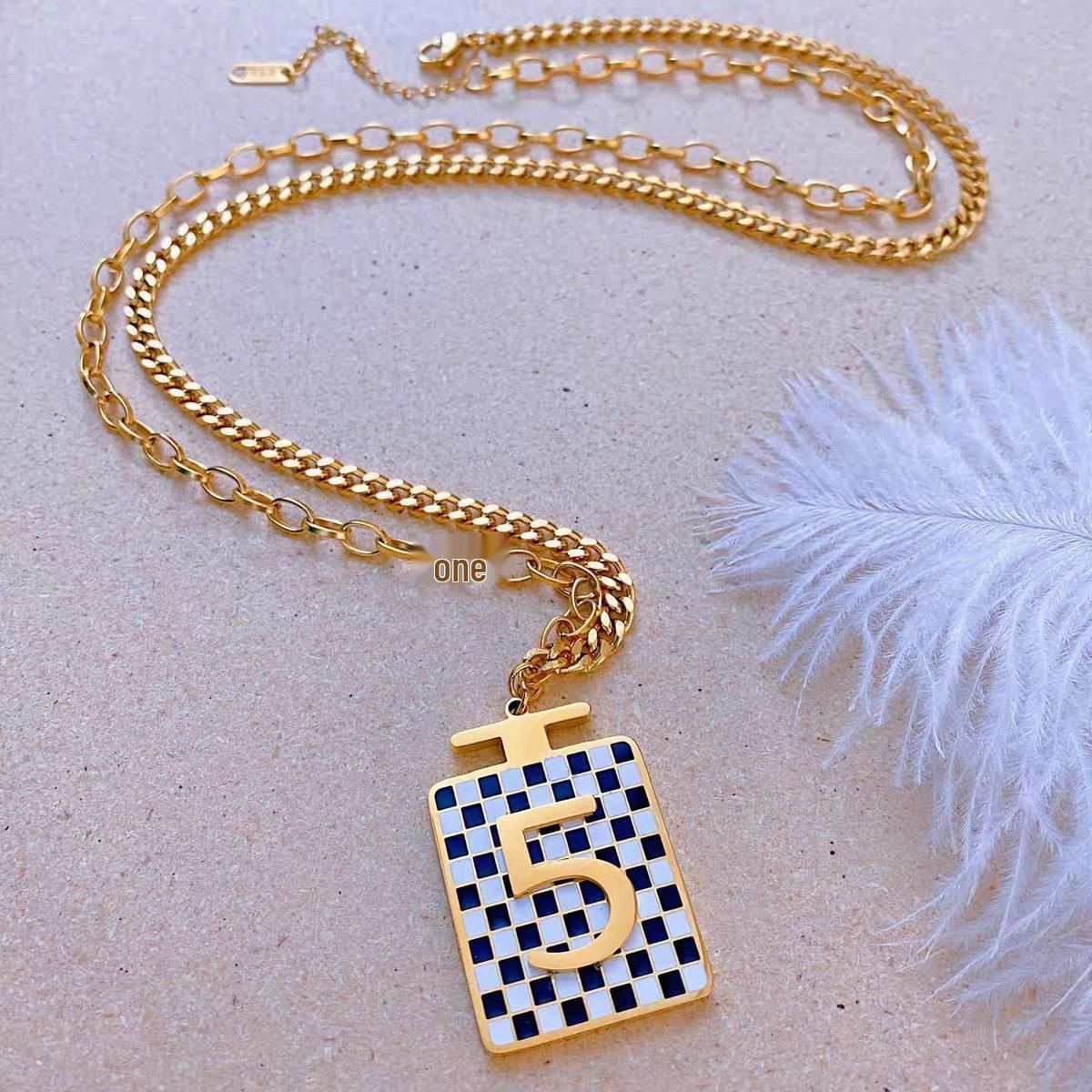 

Ожерелье из титановой стали с черно-белым клетчатым флаконом духов № 5 – Универсальный аксессуар в стиле хип-хоп, цепочка для свитера