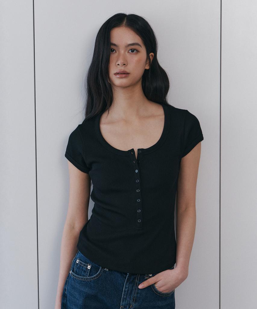 Kyuliti C Scoop Neck Button Front T-Shirt_Black