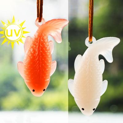 Farbwechselnder Koi Anhänger UV-aktivierter Farbwechsel Gegrillter Fisch Auto Rückspiegel Hängende Dekoration Glück Schlüsselanhänger Anhänger