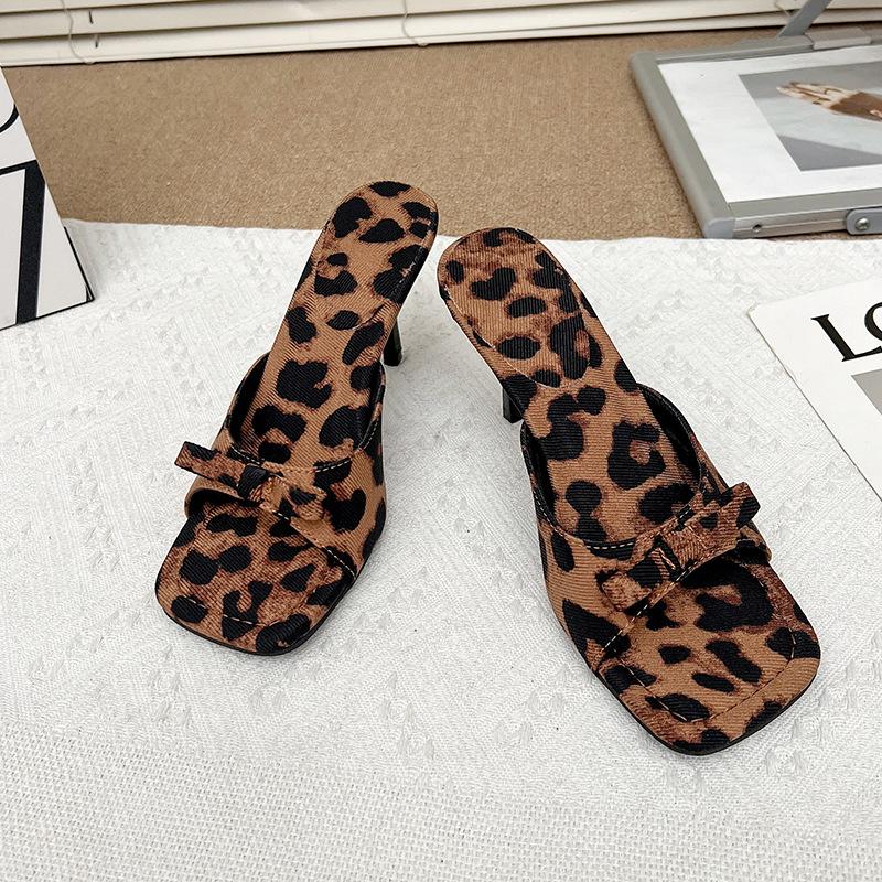 

Тонкий каблук леопардовый принт крутые тапочки женские французские однословные высокие каблуки серебристые сандалии лето новые с юбкой женская обувь 40 цветной печати леопарда