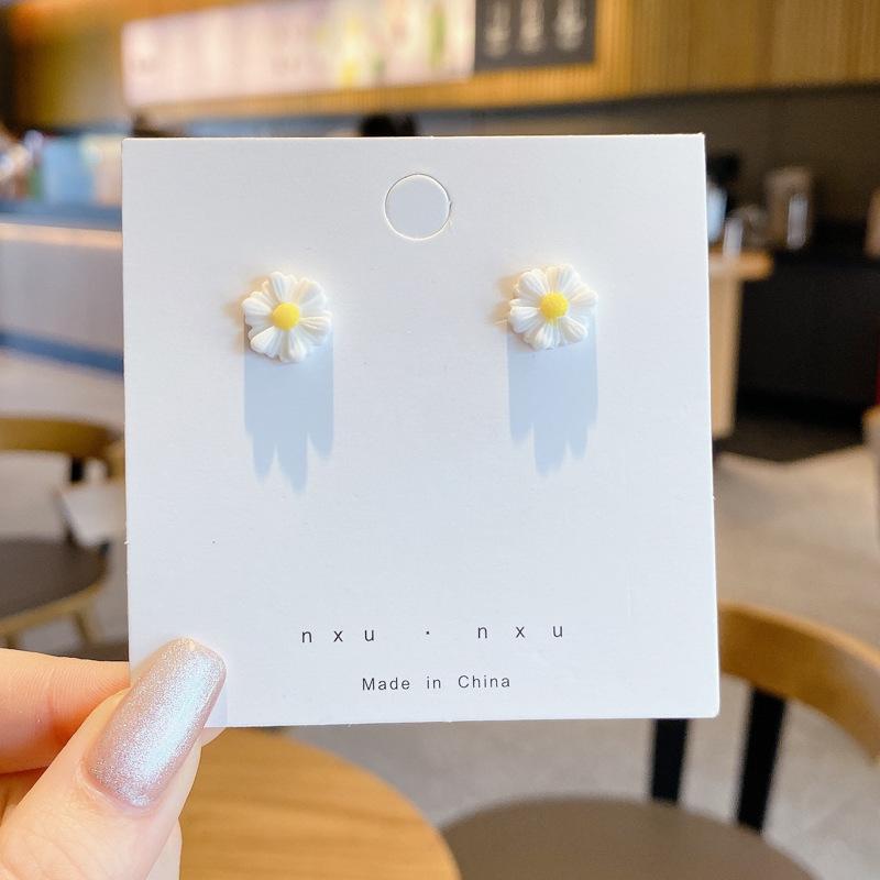 Sweet White Color Daisy Stud Earrings for Women Minimalist Small Flower Ear Jewelry Brincos Wholesale Birthday Gift