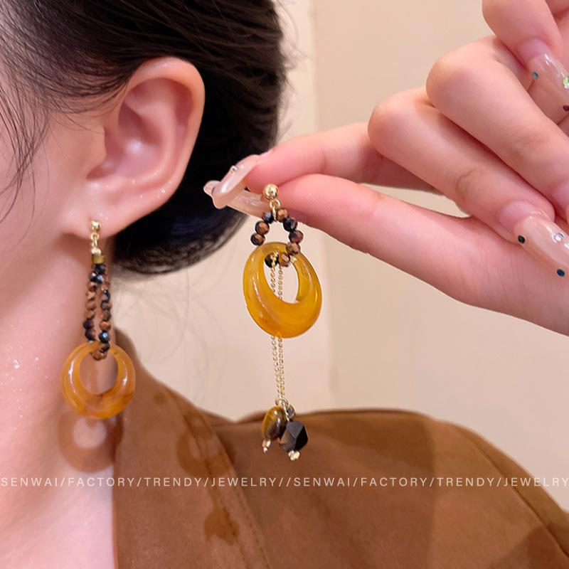 

Maillard style retro resin fringed earrings women s light luxury niche high-end stud earrings versatile fashion temperament earrings