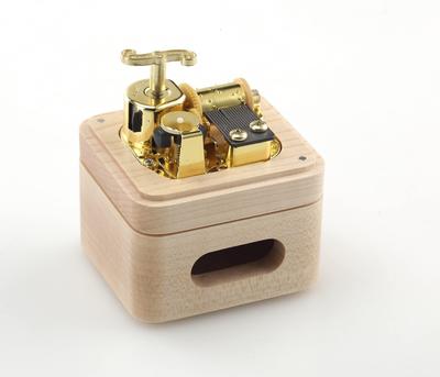 Sinzyo Wooden Music Box - A Perfect Gift for Anniversaries, Birthdays, Celebrations, or As a Decorative Item for Your Room (Maple, Song: Castle In the