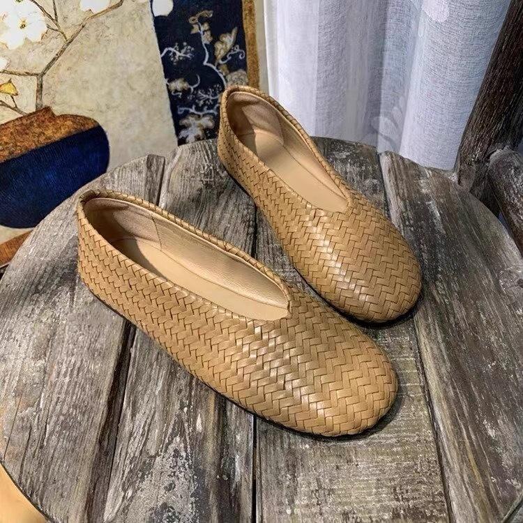 

New spring and autumn niche design soft leather soft shallow bottom comfortable woven shoes grandma shoes ladyshoes single shoes 40 серебряный