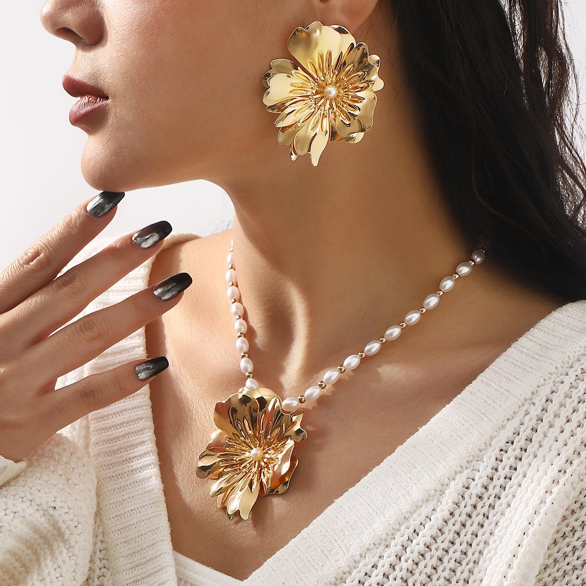 

Tooxika Exaggerated Metal Large Flower Necklace Vintage Faux Pearl Necklace