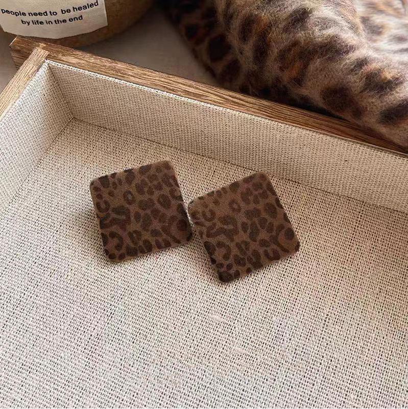 Retro-Leopardenmuster-Liebesherz-Steckohrringe: Einzigartiges Herbst/Winter 2025 Design für Damen