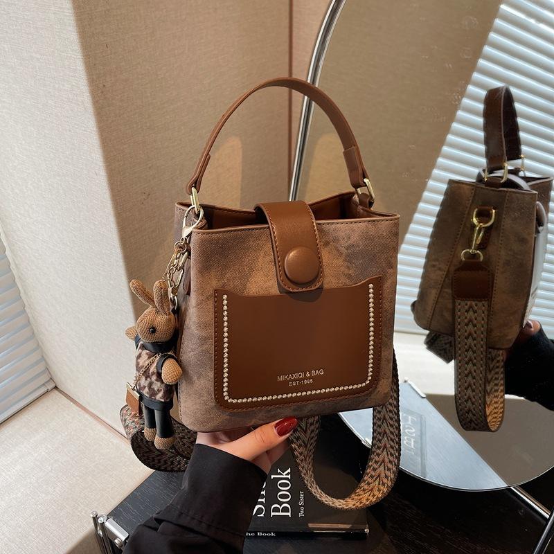 Hand Bag Women's 2025 New Trendy Autumn and Winter Popular Fashion Shoulder Bag High-end Commuter Messenger Bucket Bag