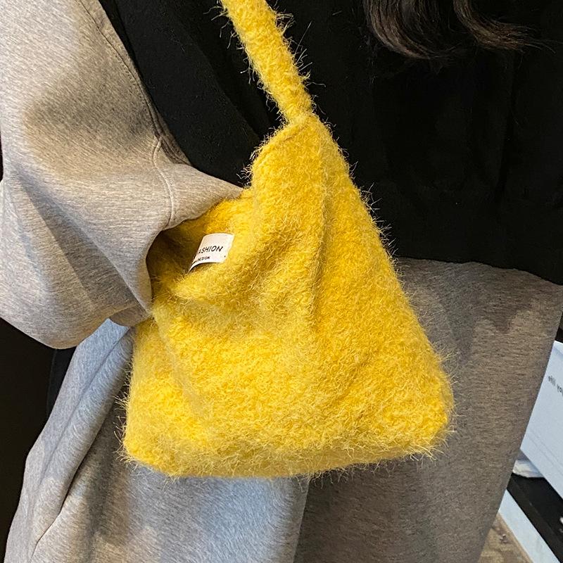 Denne årets populære bøtteveske dame 2025 allsidig stor kapasitet plysj skulderveske myk lodden underarmsveske dame