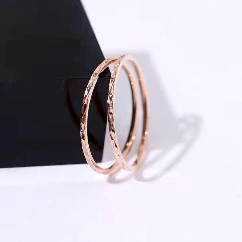 Rosegullbelagt sandblåst rombe diamantmønster titanring - Japansk og koreansk mote lillefinger parring