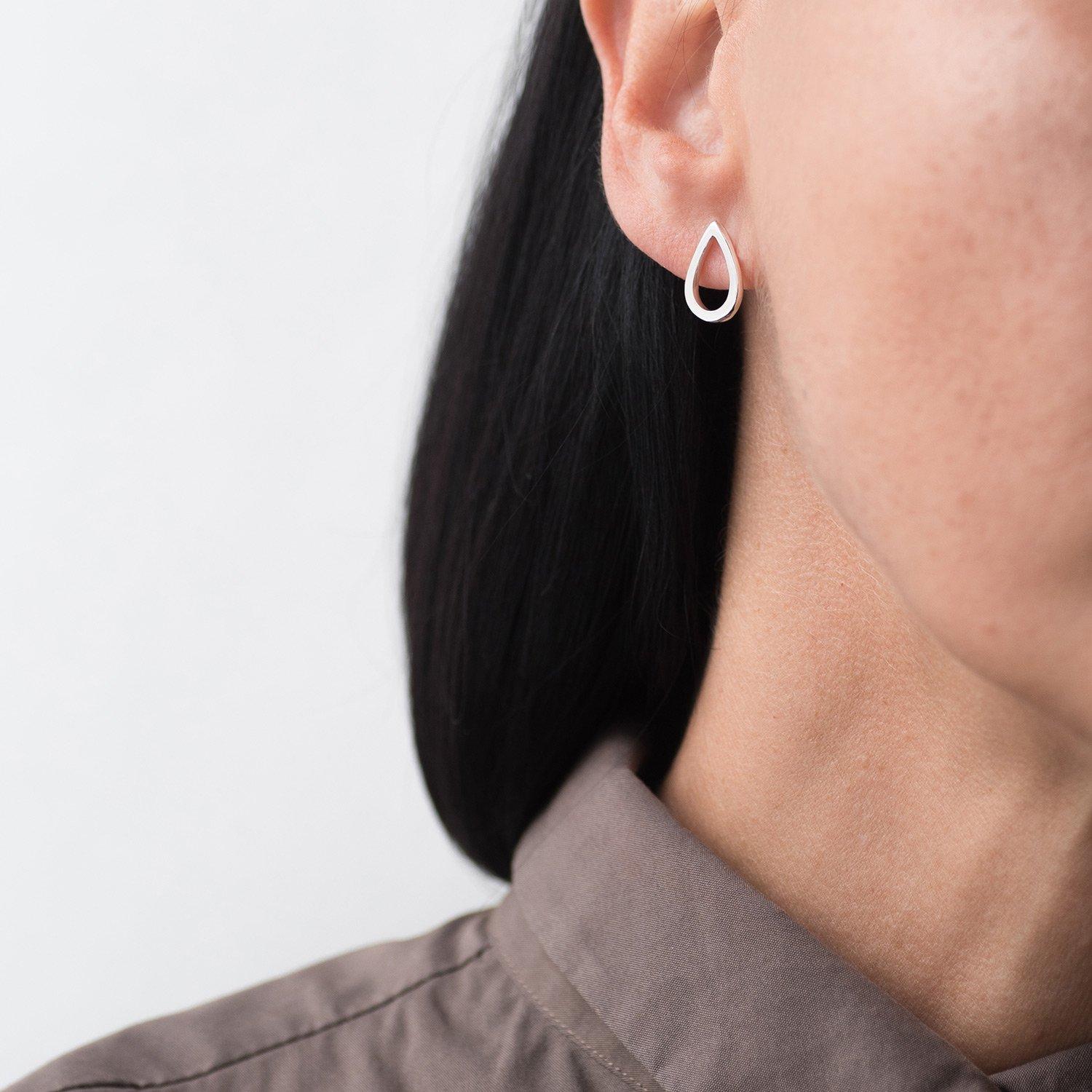 

Срібні сережки-пусети Краплинки 1.4*1.0 см Oniks срібний