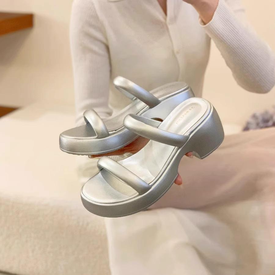 Fashion Women's Shoes Silver Slippers Soft Luxury Slides Shale Female Beach Platform Rubber Flip Flops Comfort Designer Sabot Hawaiian C