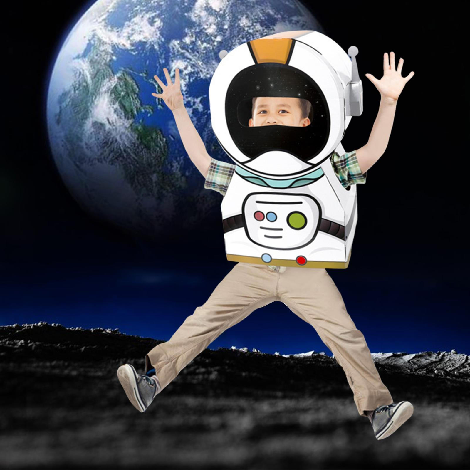 

Астронавт в модели из картонной коробки, Astronaut