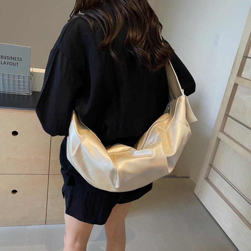 Casual soft surface large-capacity bag women's 2025 new versatile messenger bag slack shoulder bag commuter dumpling bag