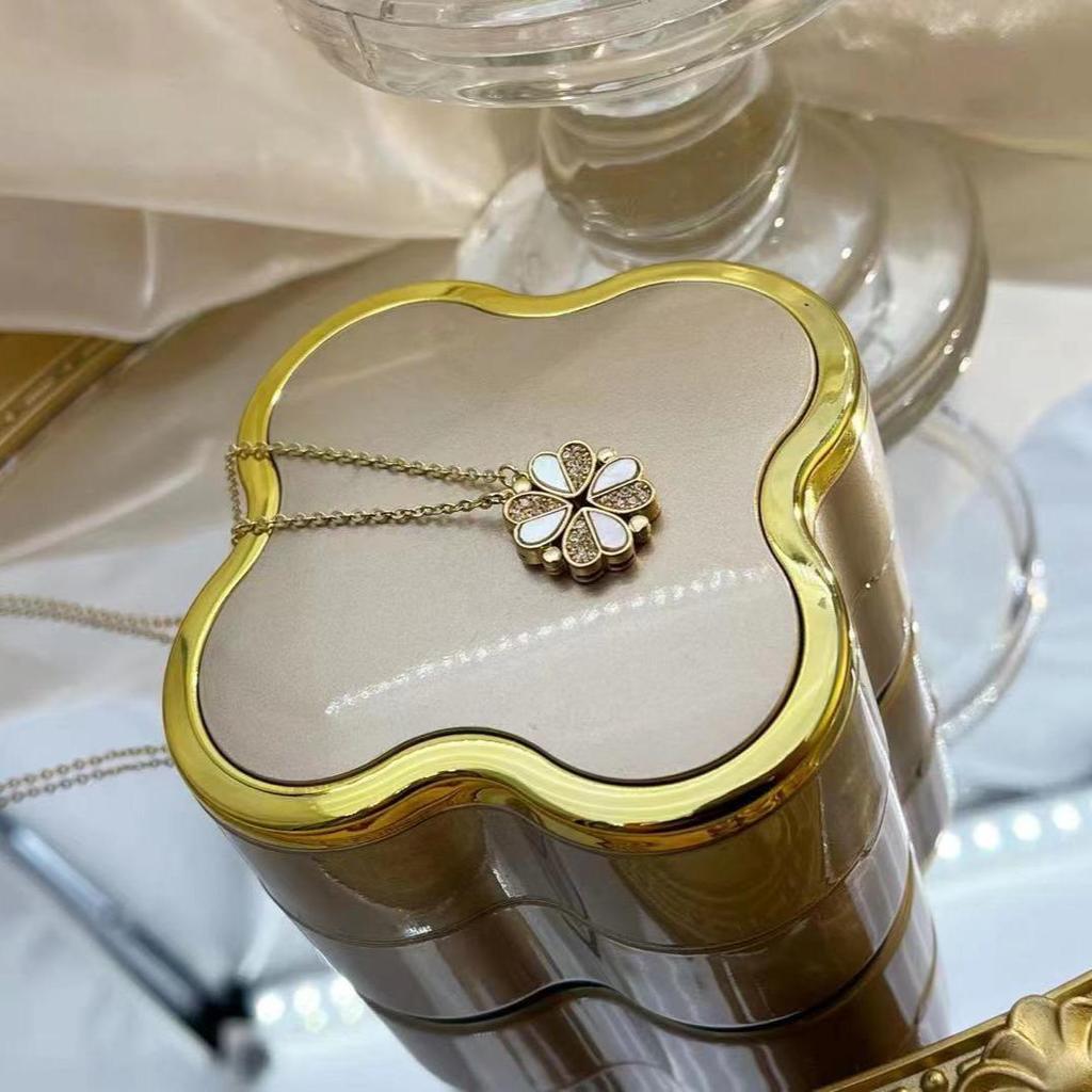 Zweiwege Kleeblatt-Herz aus Perlmutt mit Magnetverschluss und Diamanten für Damen – Elegante und schicke Schlüsselbeinkette.