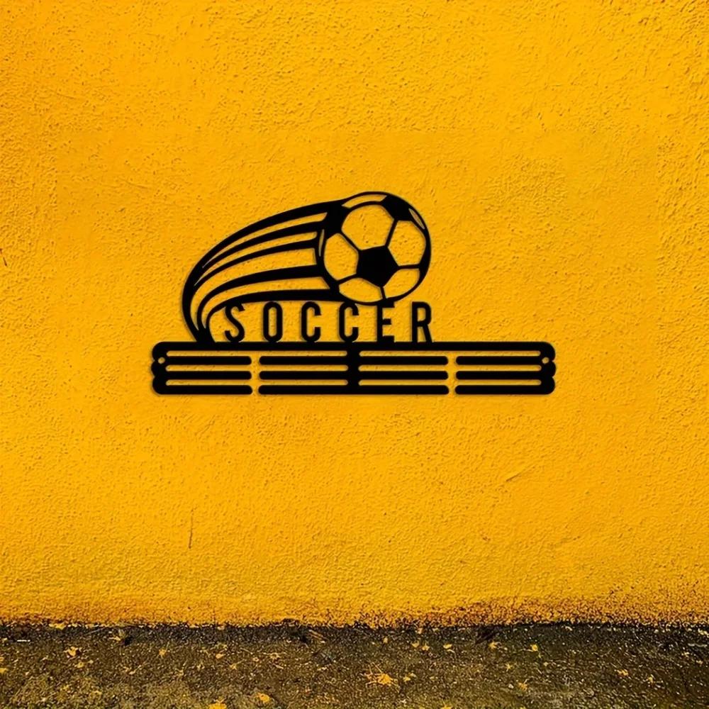 Charmantes Fußballmedaillen-Display - Metall-Wandkunst. Ein entzückender Halter für Fußballauszeichnungen und Bänder, ideal für Mannschaftsgeschenke.