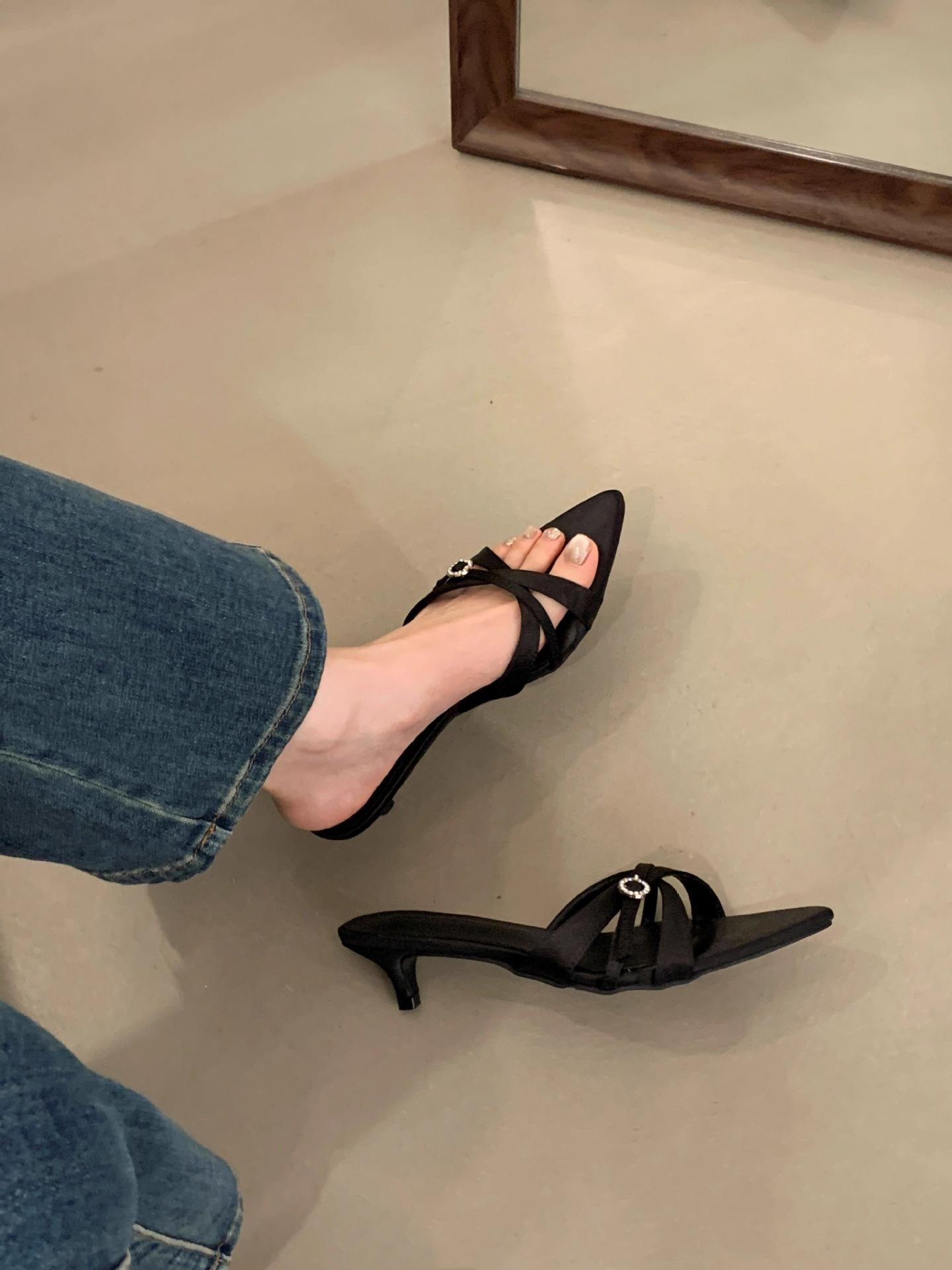 

Сексуальные шлепанцы на среднем каблуке со стразами и перекрестными ремешками для женщин, носящих открытые туфли-лодочки и крутые тапочки летом 42 чёрный