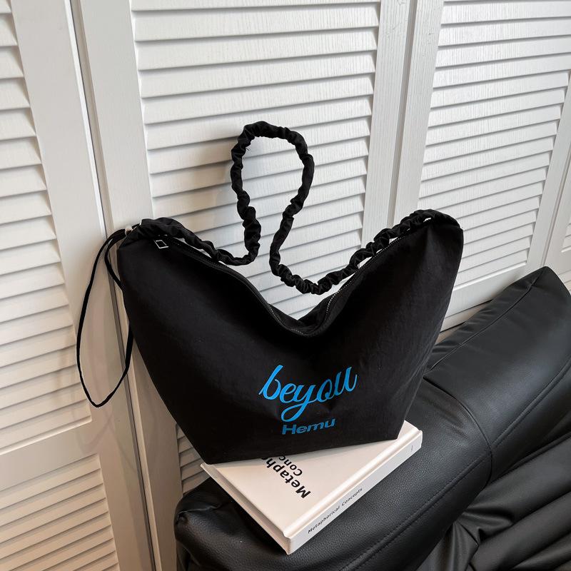 Large-capacity niche design personalized bag women's 2025 fashion commuter dumpling bag Korean simple single shoulder oblique span bag