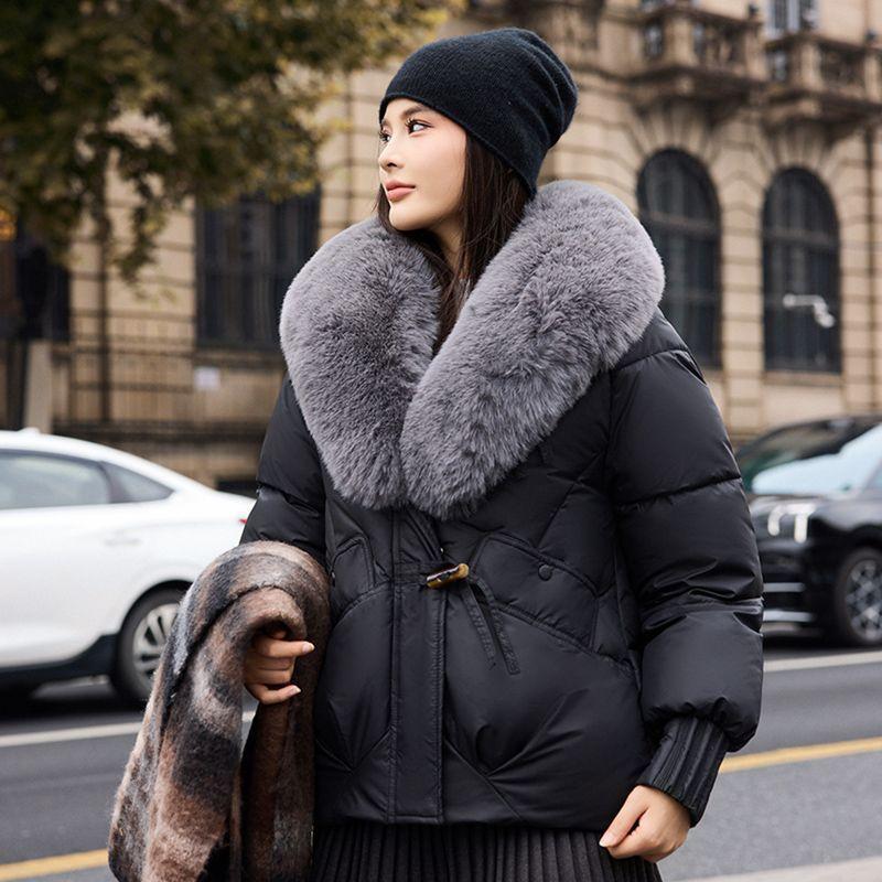 Zimní krátký vatovaný kabát s luxusním kožešinovým límcem, zateplená bunda, módní design