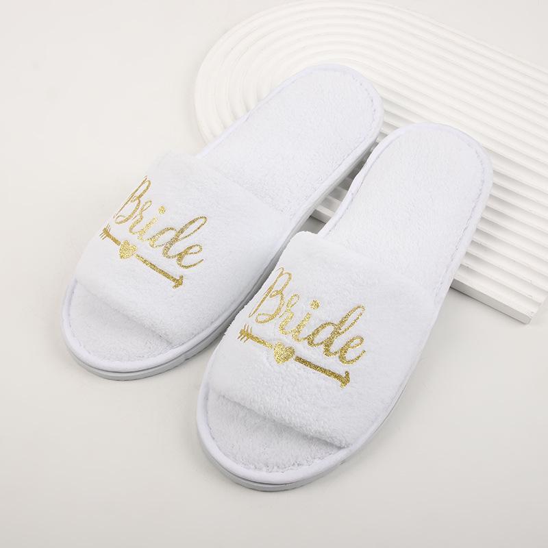 Glänzende Einweg-Hausschuhe mit englischen Buchstaben und Rutschschutz für Hotelgäste, Bräute und Brautjungfern