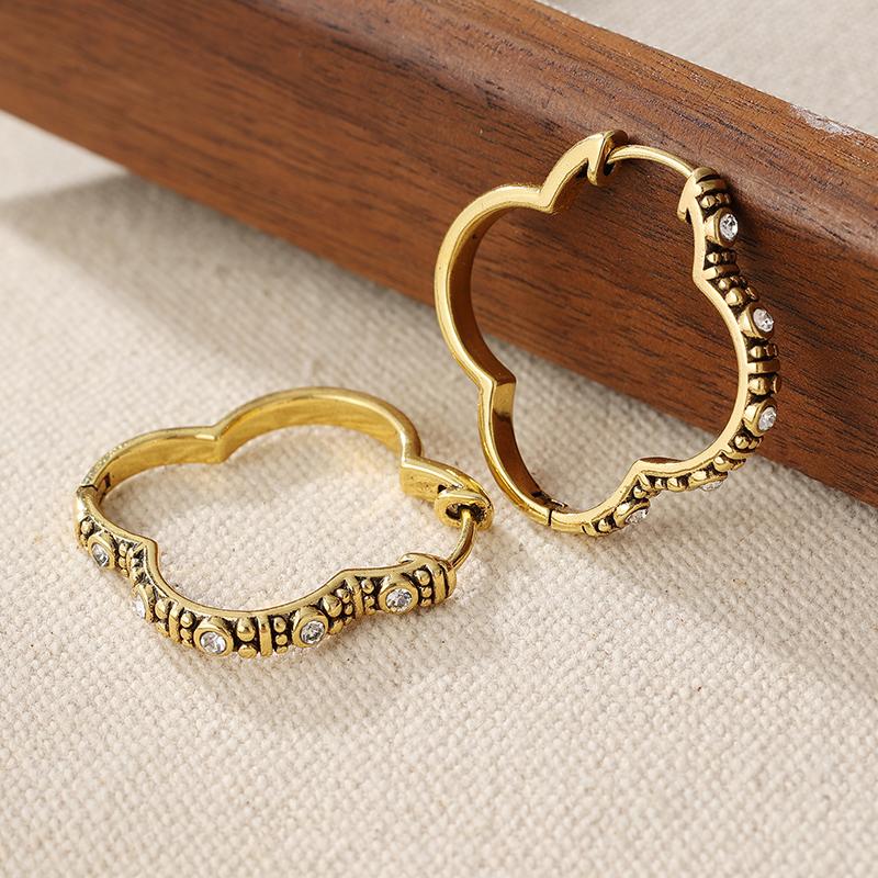 Leichter Luxus Einfache Hochwertige Kupfermaterialien Synthetischer Zirkonia Eingelegte Creolen für Damen Tägliches Pendeln Dating Schmuck