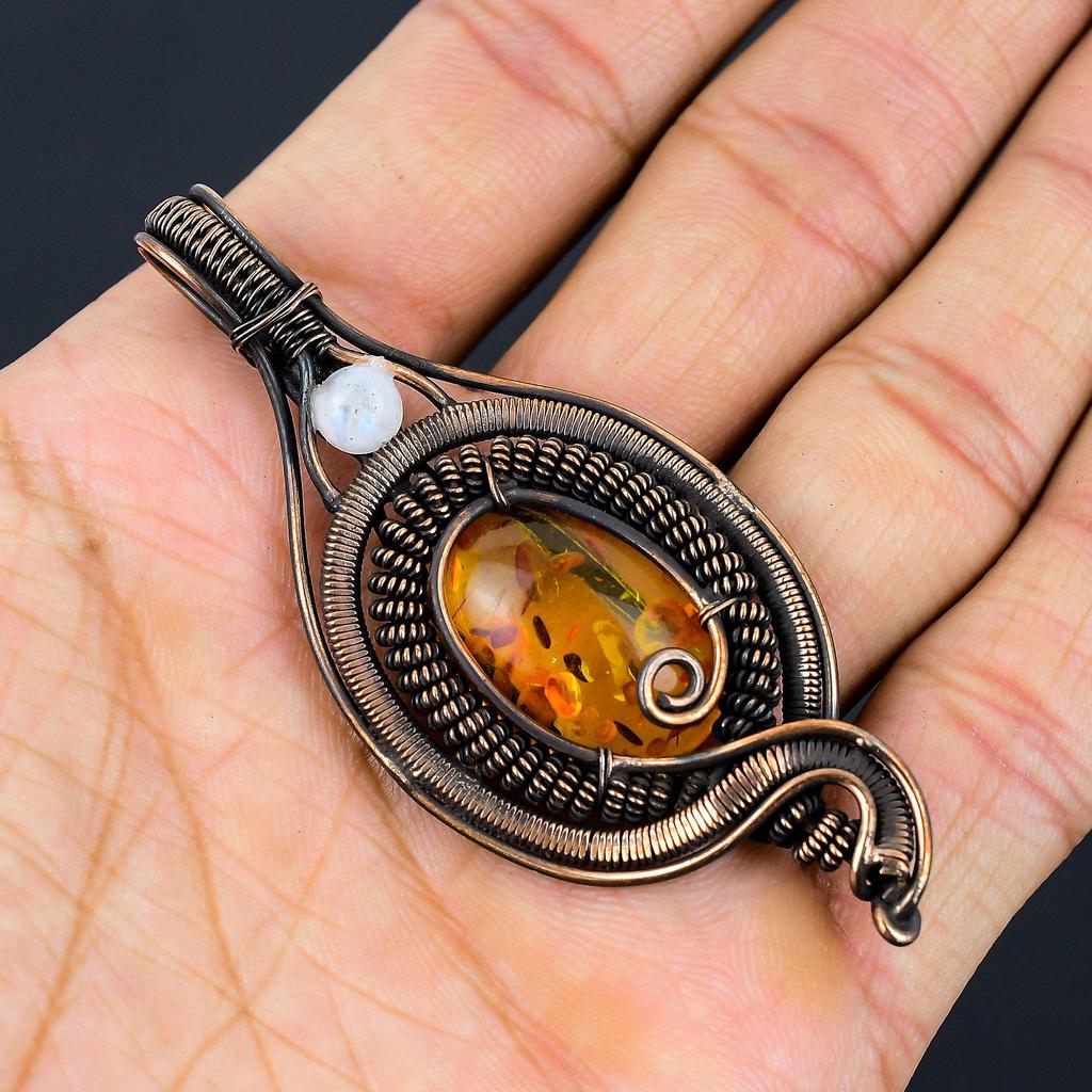 Κεχριμπάρι της Βαλτικής, πολύτιμος λίθος φεγγαρόλιθος τυλιγμένο με σύρμα από καθαρό χάλκινο ντιζάιν Χειροποίητο μενταγιόν κοσμήματα δώρο για εκείνη