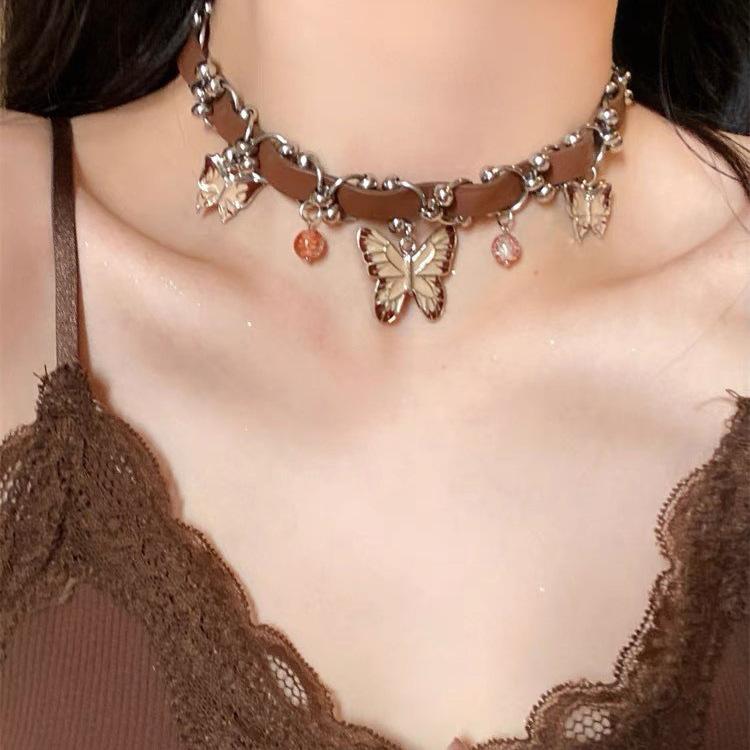 Collier Maillard automne et hiver, design de niche féminin, léger, luxueux, haute personnalité, polyvalent, double couche, chaîne de clavicule à franges papillon