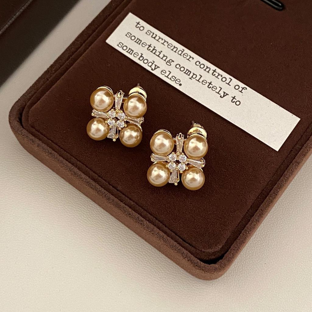 Autumn and Winter Gentle Pearl Gold Square Simple Earrings Versatile French Elegant Niche Earrings
