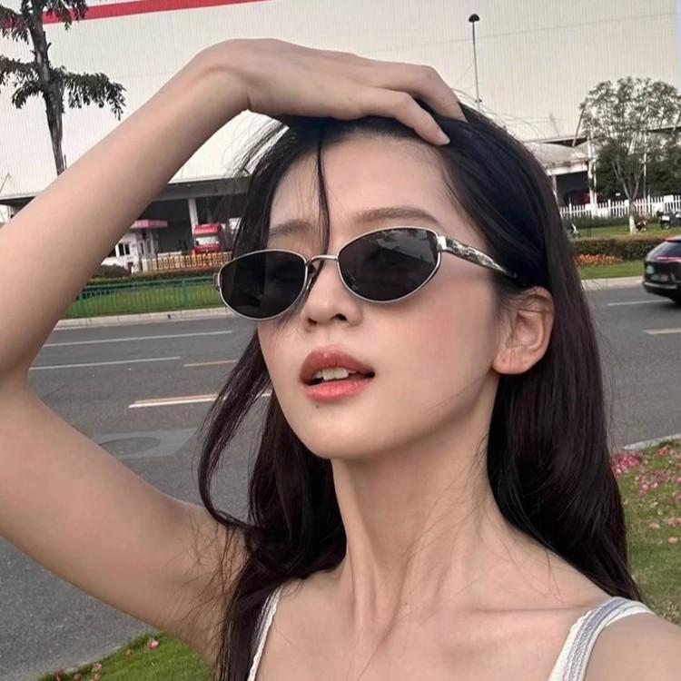 Korean Version of Fashionable New Sunglasses Female Star Travel Photo UV Protection Sunshade Tide Plain Makeup Versatile Sunglasses
