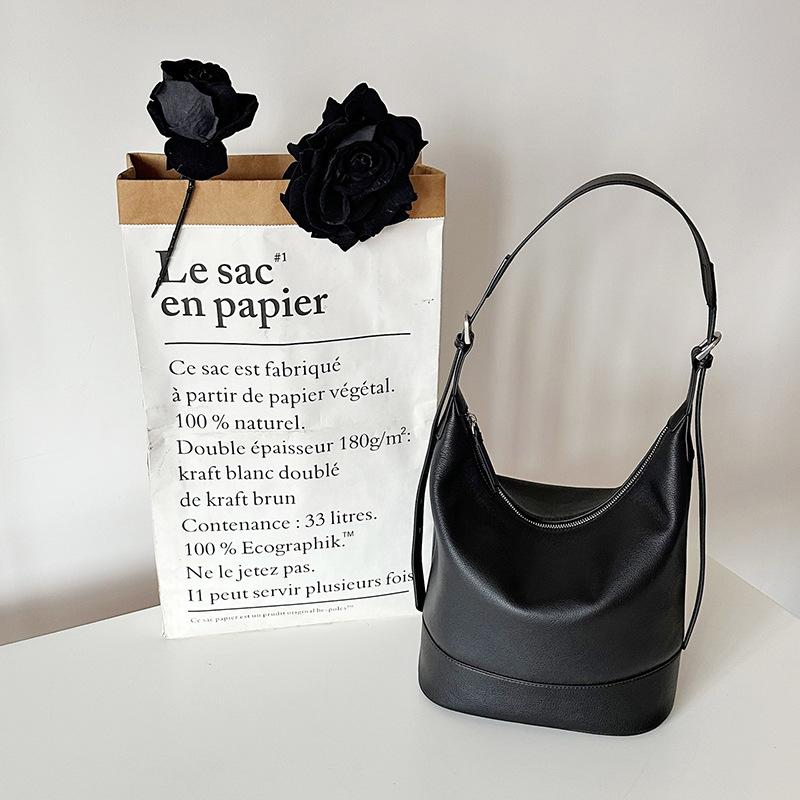 

Commuter niche design Lazy wind One shoulder tote bag Large capacity women s leather Premium sense Crossbody bucket bag women 26CM чёрный