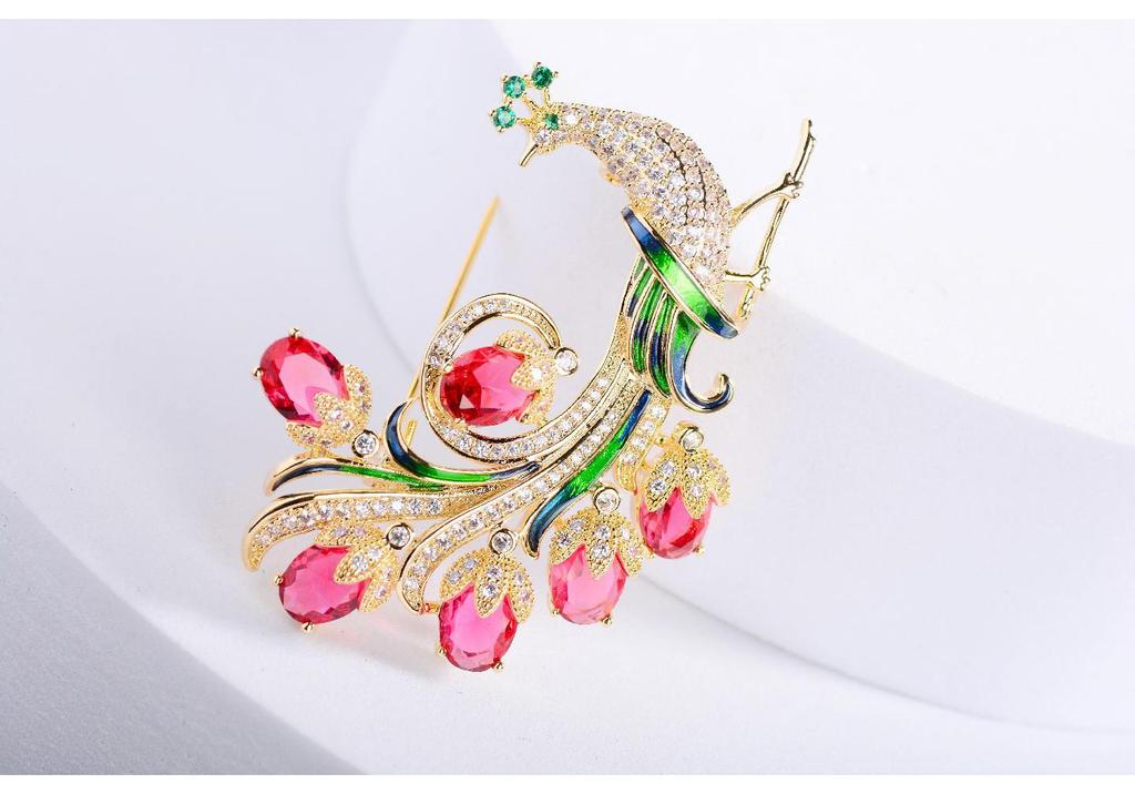 Inlaid Colored Diamond Peacock Brooch: Luxurious Retro Palace Style with Pearlescent Elegance