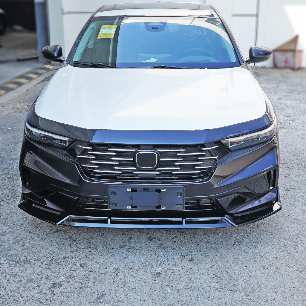 Accord Sport Model 25. generace: Sada bezvrtákových předních splitterů, zadního spoileru, bočních prahů a zadního difuzoru.