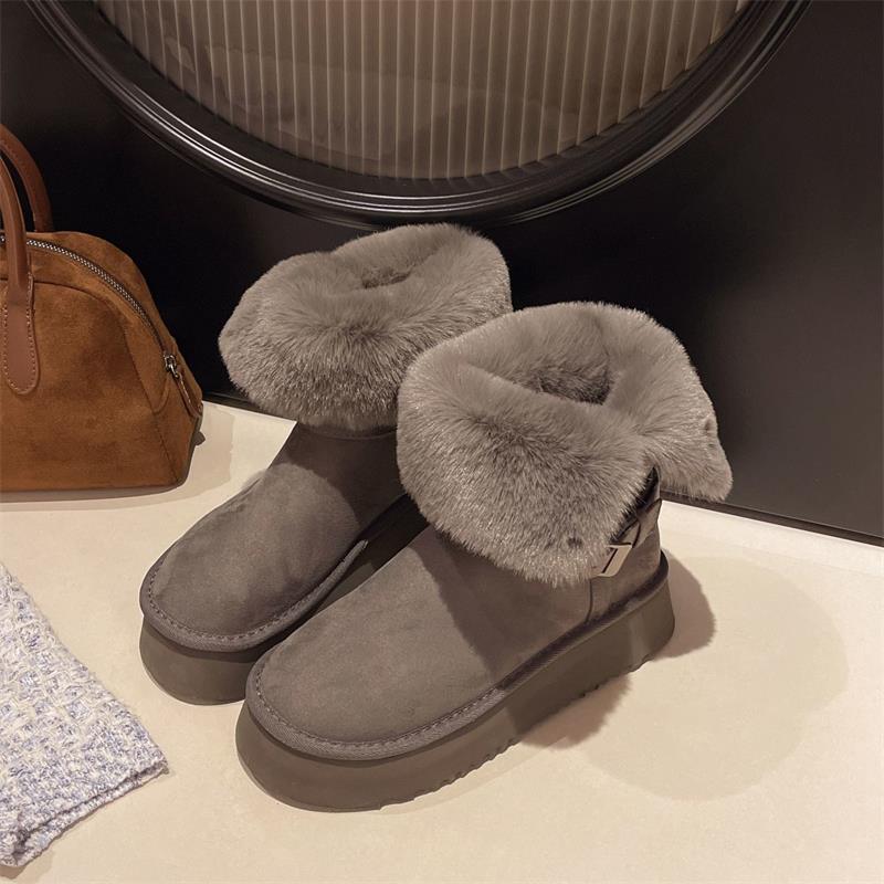 Women Wear Thick-soled, Fleece and Thickened Short-sleeved Cotton Shoes Over Snow Boots