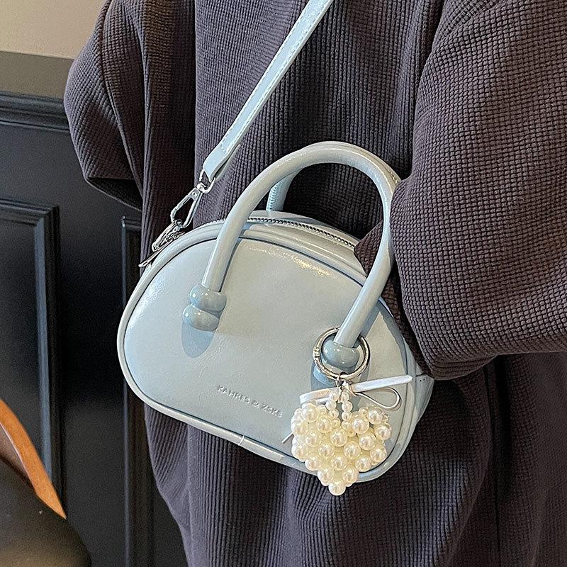 Korean version of the hot-selling cream style portable bowling bag, girls' fashion and advanced sense, foreign style versatile simple messenger bag