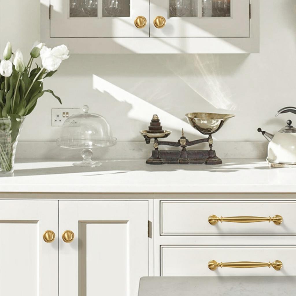 Französischer Leichter Luxus Schrankgriff aus massivem Messing, Mid-Century Modern Cremefarbener Stil Schubladengriff, Nordisch-Amerikanisch Einzelbohrung
