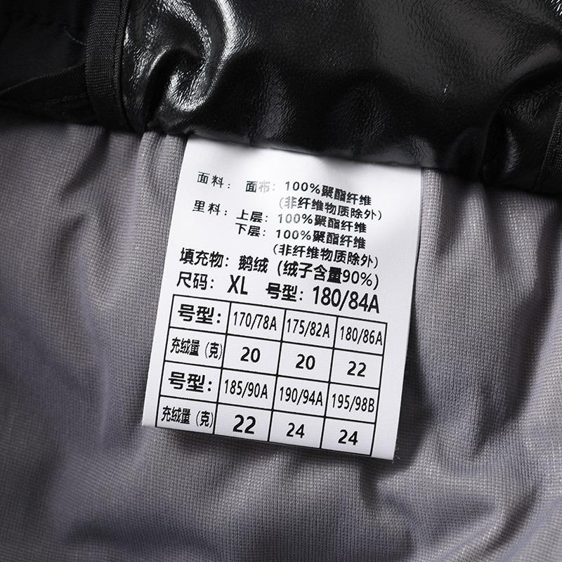 Papa porte un pantalon d'hiver en duvet et porte un pantalon thermique de sport business casual à taille haute. Pantalon en duvet d'oie droit pour hommes d'âge mûr
