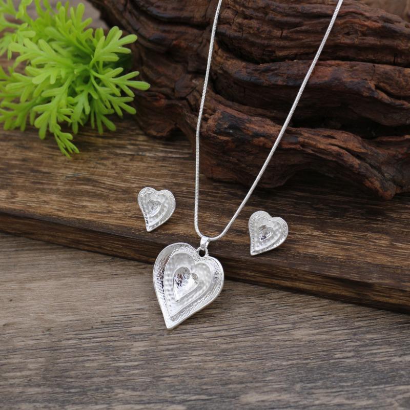 New Enamel Color Heart Stud Earrings Pendant Set, Women's Simple and High-end Silver Love Necklace Earrings.