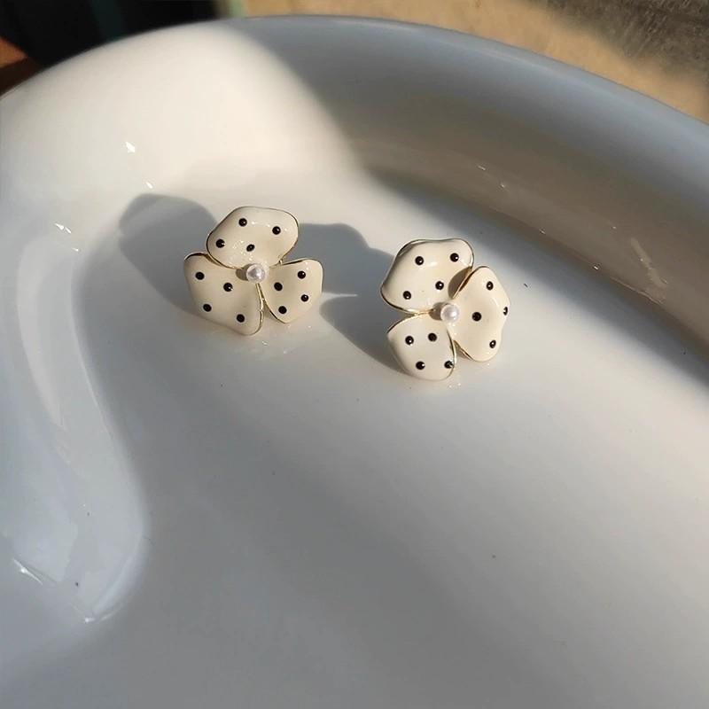 French Style Retro Luxury Black and White Polka Dot Earrings for Women Lady Elegant Earrings Daily Banquet Wedding Jewelry Gifts