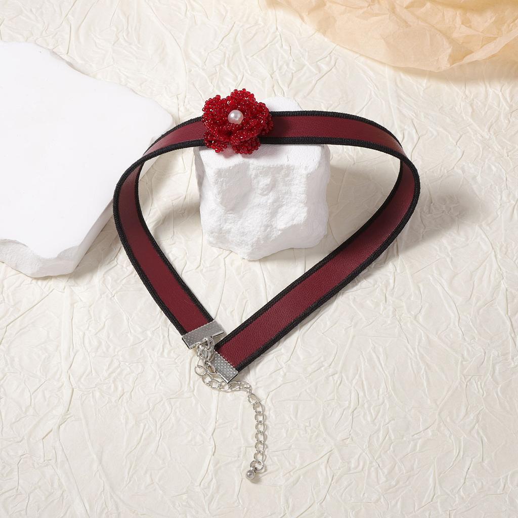 Korean version of the new Ankola red niche simple fashion design sense imitation leather hand-woven flower necklace
