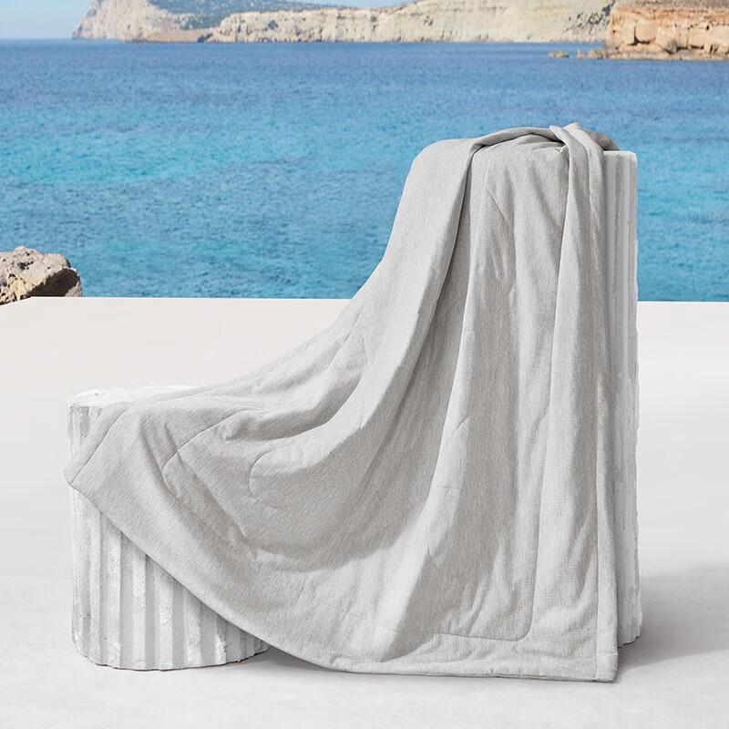 

Mercury Home Textiles M Collection Cooling Summer Quilt