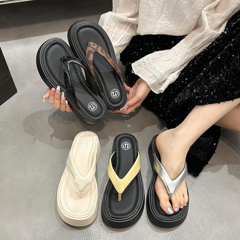 Małe klapki na grubej podeszwie dla kobiet do noszenia latem 2025, nowe wysokiej klasy srebrne japonki z odkrytymi palcami, fajne kapcie