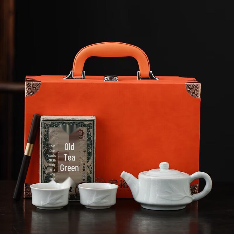 

Классический фарфоровый чайный набор Хунъюй Цзюньцзы с нефритовыми вставками в кожаном футляре